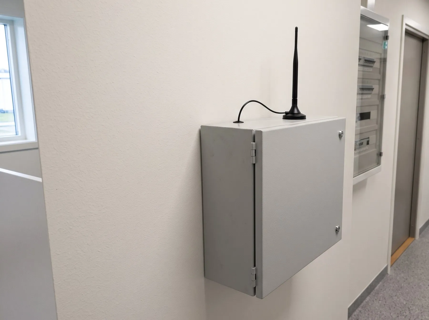 Sidemooduli antenn valvekeskseadme korpusel