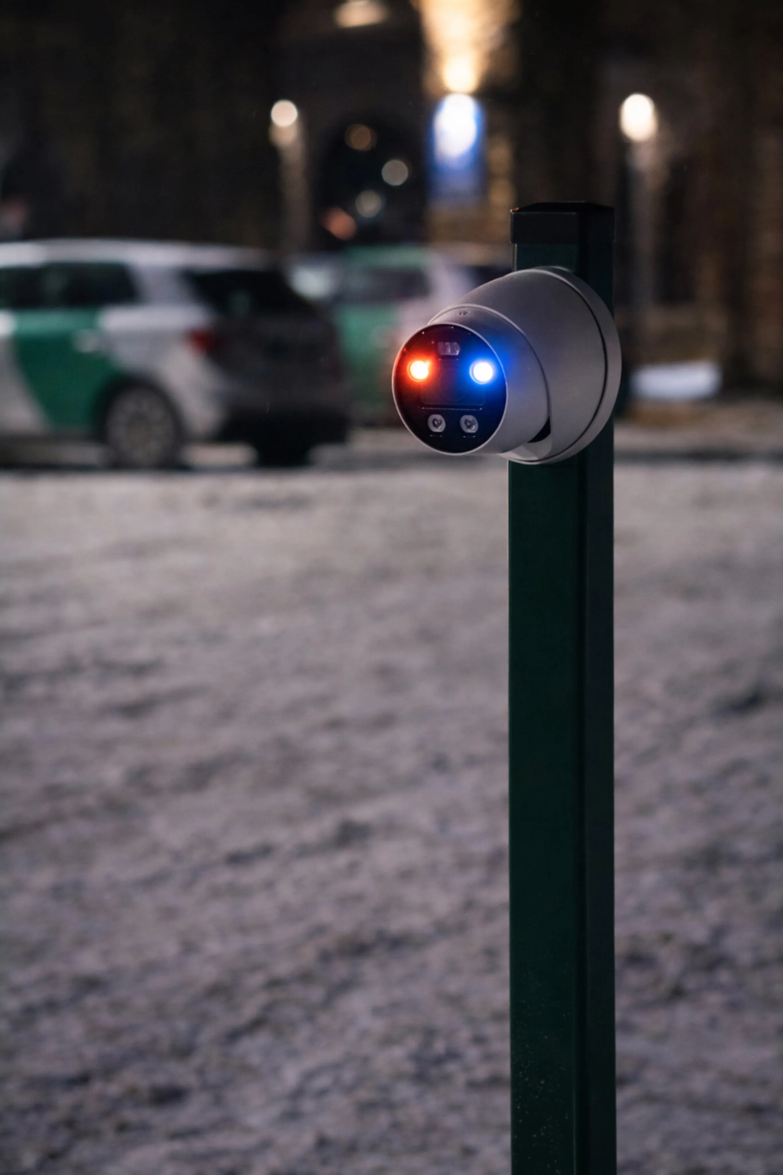 Rendikaamera mastil öisel objektil